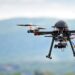 Hombre usa un dron para regalar una caja de donas a policías
