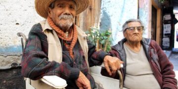 Se acelerará la vacunación para ancianos; recibirán dosis CanSino/China