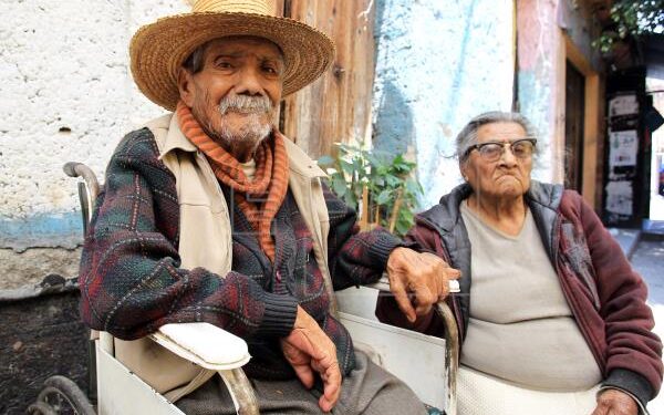 Se acelerará la vacunación para ancianos; recibirán dosis CanSino/China