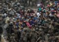 Guatemala detiene y reprende con violencia a caravana migrante hondureña