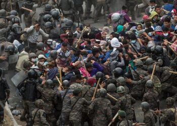 Guatemala detiene y reprende con violencia a caravana migrante hondureña