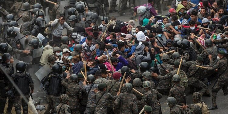 Guatemala detiene y reprende con violencia a caravana migrante hondureña