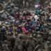 Guatemala detiene y reprende con violencia a caravana migrante hondureña