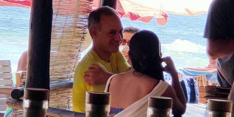 De vacaciones y sin cubrebocas: López-Gatell en la playa