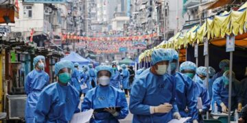 Familiares de víctimas de COVID-19 en Wuhan denuncian censura en visita de OMS