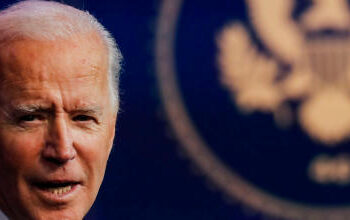 Joe Biden dice que la democracia de EU está bajo un “asalto sin precedentes”