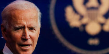 Joe Biden dice que la democracia de EU está bajo un “asalto sin precedentes”