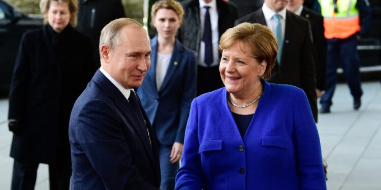 Putin y Merkel debaten posibilidad de producción conjunta de vacuna contra COVID