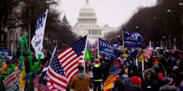 Washington ordena toque de queda luego de que manifestantes intentaron entrar al Capitolio