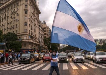 Argentina decide restringir actividades nocturnas para controlar COVID