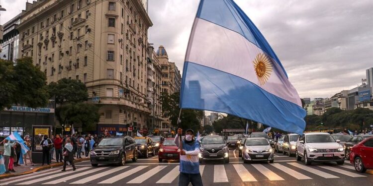 Argentina decide restringir actividades nocturnas para controlar COVID