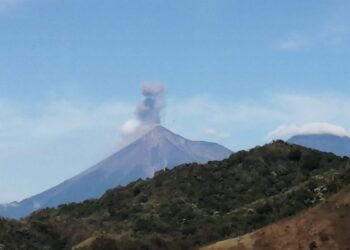 Volcán de Fuego en Guatemala hace erupción