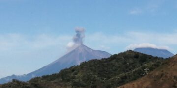 Volcán de Fuego en Guatemala hace erupción