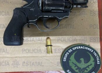 Detienen a sujeto con arma de fuego y vehículo robado