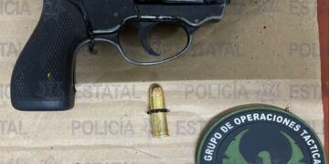 Detienen a sujeto con arma de fuego y vehículo robado
