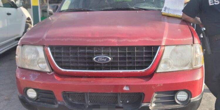 Aseguran camioneta con placas sobrepuestas