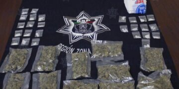 Cae par de sujetos en posesión de droga