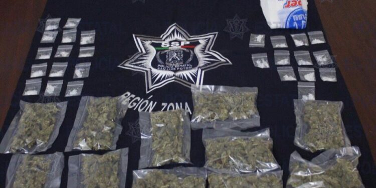 Cae par de sujetos en posesión de droga