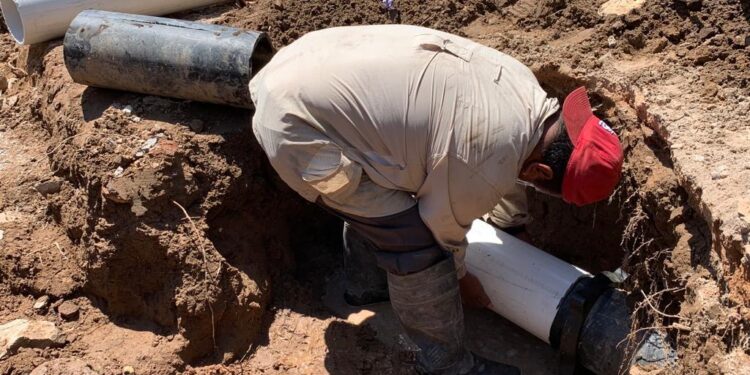 Interapas repara fuga de agua en Balcones del Valle