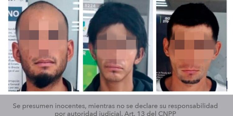 Caen tres sujetos por manejar un vehículo con reporte de robo
