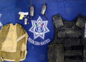 Detienen a sujeto acusado de agredir a policías; le aseguran arma de fuego y equipo táctico