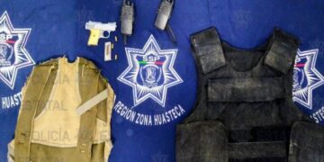 Detienen a sujeto acusado de agredir a policías; le aseguran arma de fuego y equipo táctico