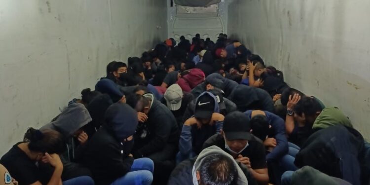 Policías Estatales rescataron a 130 migrantes en Rioverde