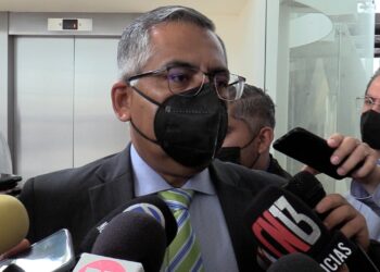 Menor implicado en doble feminicidio permanecerá en prisión: FGE