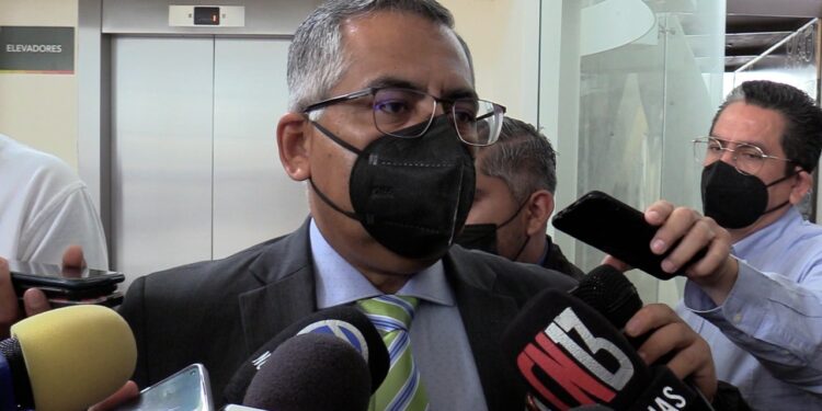Menor implicado en doble feminicidio permanecerá en prisión: FGE