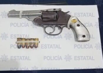 Aseguran un arma de fuego en funeral