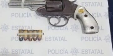 Aseguran un arma de fuego en funeral