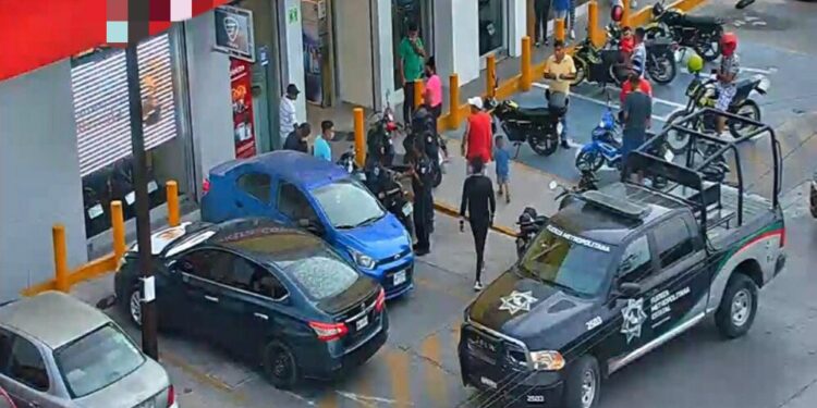 Detienen a dos sujetos acusados de presunto robo de vehículos