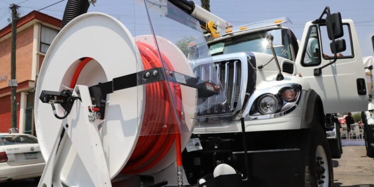Comisión de Agua Potable del Cabildo reconoce modernización de equipo para desazolve