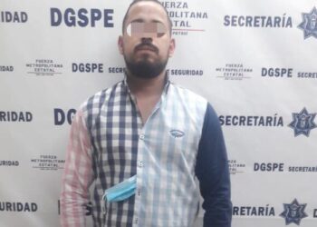 Detienen a dos sujetos acusados de manejar un vehículo con reporte de robo y soborno