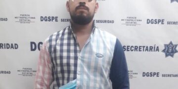 Detienen a dos sujetos acusados de manejar un vehículo con reporte de robo y soborno