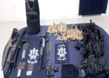 En Cerritos detuvieron a tres sujetos con armas largas y equipo táctico