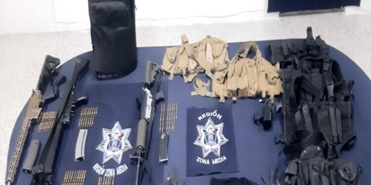 En Cerritos detuvieron a tres sujetos con armas largas y equipo táctico