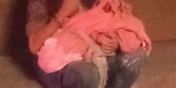 Detuvieron a mujer que deambulaba con el cuerpo sin vida de su bebé