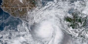 Ágatha pierde fuerza al entrar a suelo mexicano