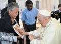 El Papa Francisco bendice a María Herrera, madre que busca a sus hijos desde hace años