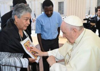 El Papa Francisco bendice a María Herrera, madre que busca a sus hijos desde hace años