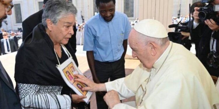 El Papa Francisco bendice a María Herrera, madre que busca a sus hijos desde hace años
