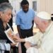 El Papa Francisco bendice a María Herrera, madre que busca a sus hijos desde hace años