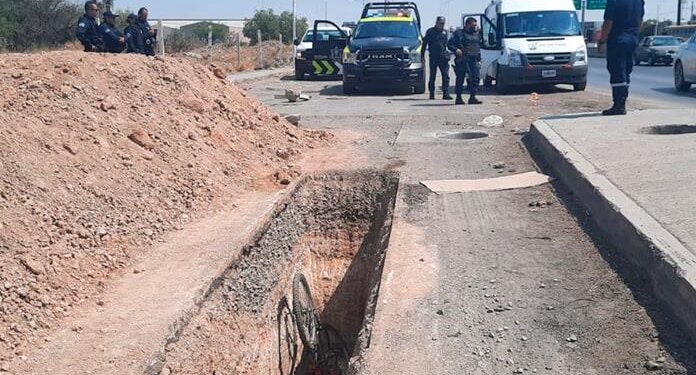 Muere ciclista al caer a zanja en Periférico Ote.