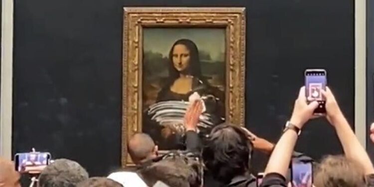 Denuncian al hombre que le dio un pastelazo a la Mona Lisa