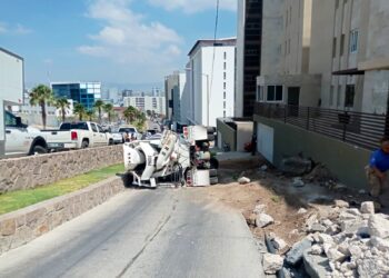 Volcadura de vehículo tipo revolvedora en Avenida Chapultepec
