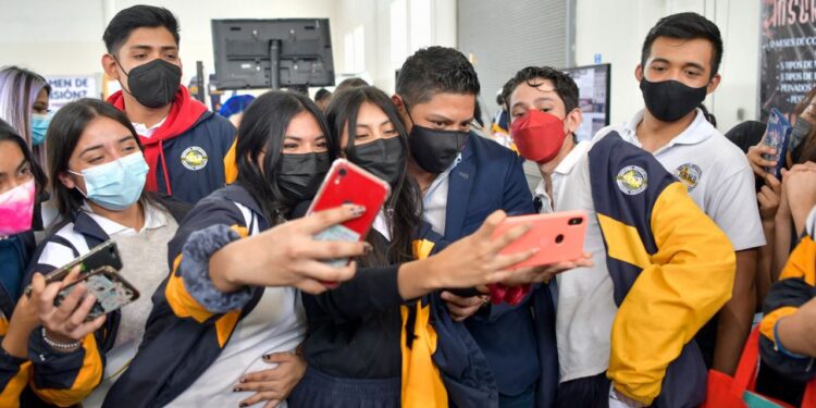 A partir de junio se otorgarán becas de transporte para estudiantes