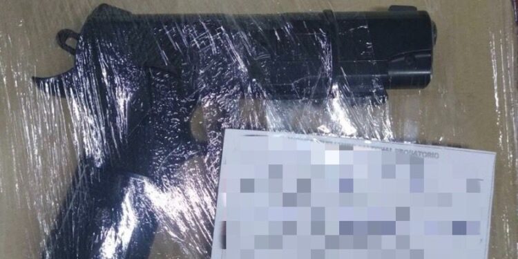 Detuvieron a asaltantes con dos armas de utilería