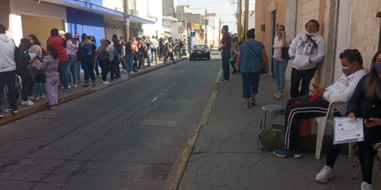 Largas filas para acceder a un trabajo en el IMSS