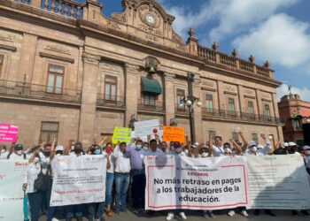 Maestros se manifiestan, exigen se cumpla con lo prometido